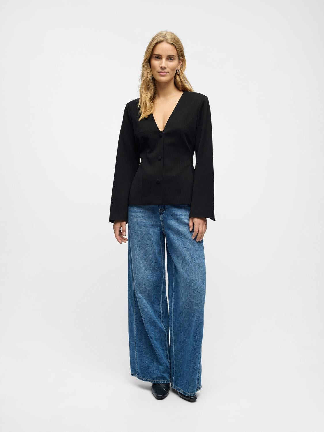 model_shot-front_full